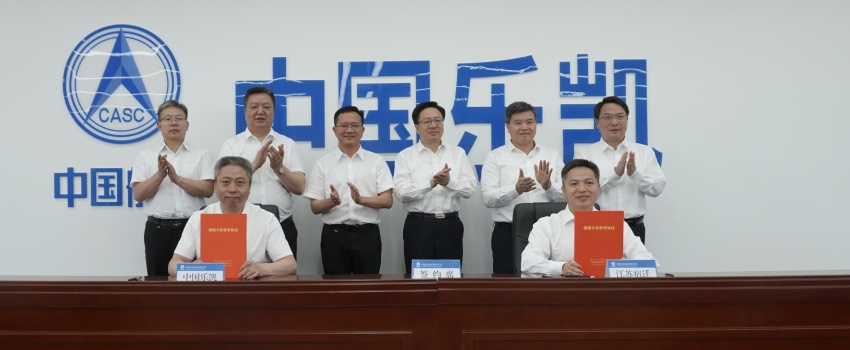 中國樂(lè )凱與宿遷市簽訂合作協(xié)議 侯景濱、李東會(huì )見(jiàn)宿遷市委書(shū)記陳忠偉并共同見(jiàn)證簽約