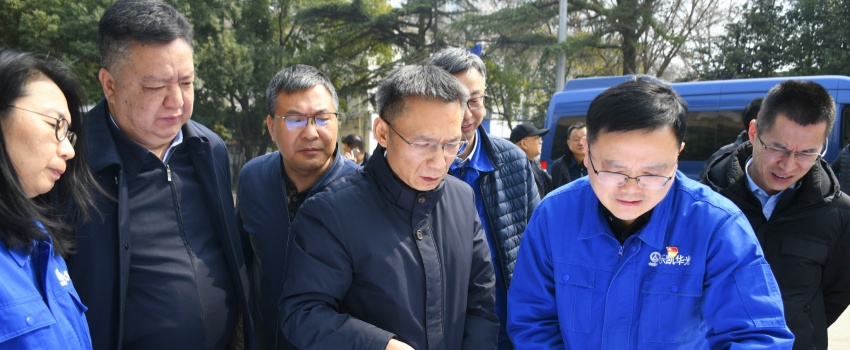 集團公司黨組成員、總會(huì )計師陳林到樂(lè )凱華光調研